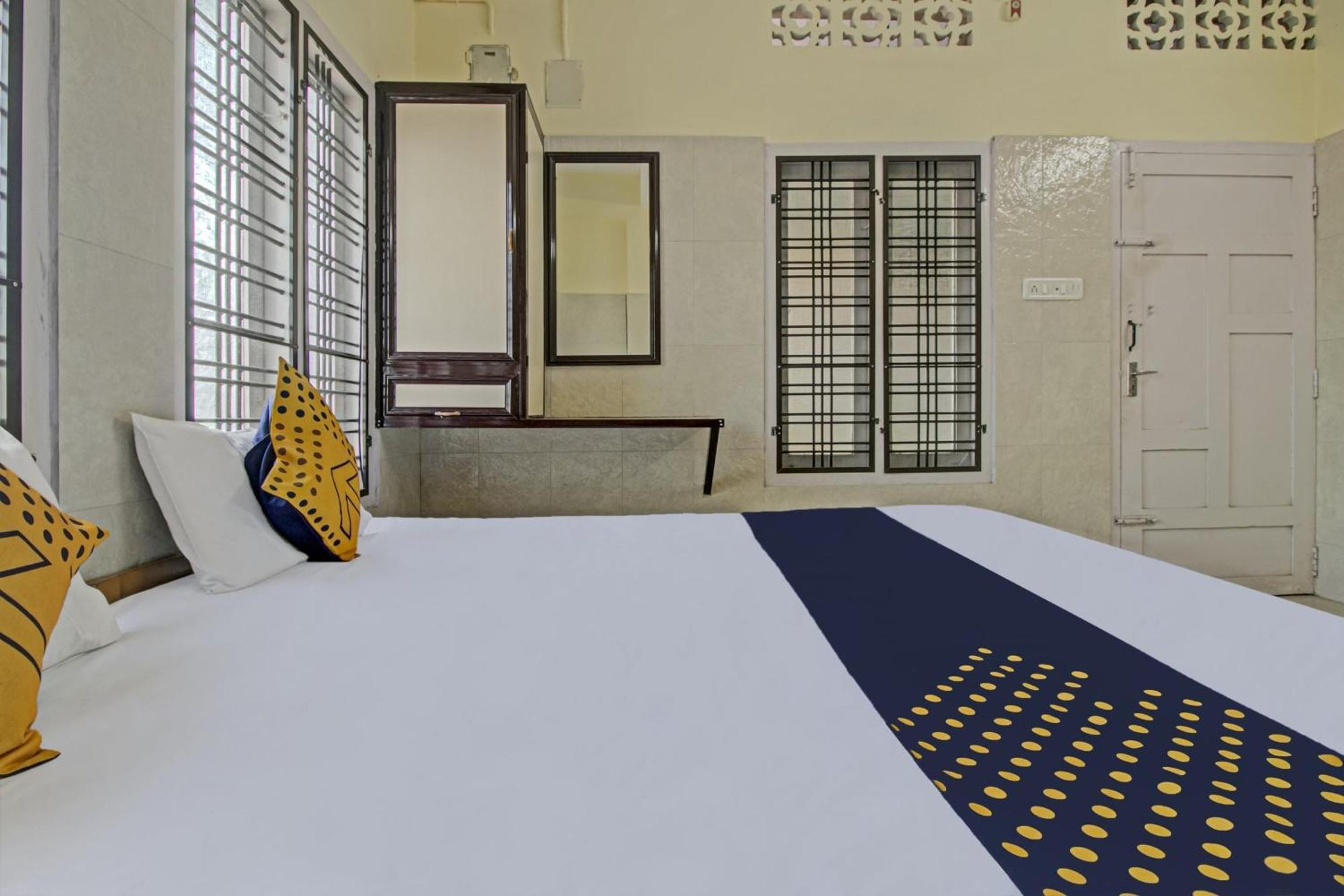 Spot On J P Tourist Home Kollam Kültér fotó