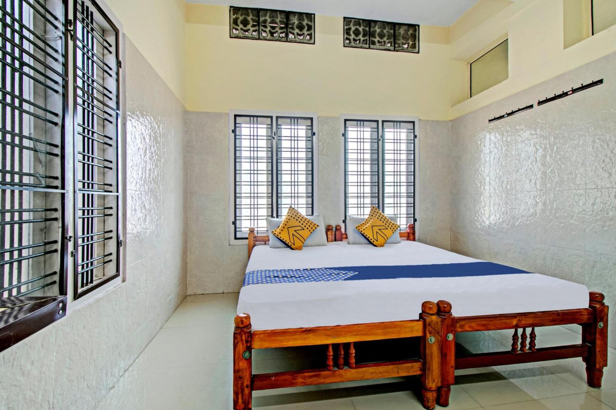 Spot On J P Tourist Home Kollam Kültér fotó