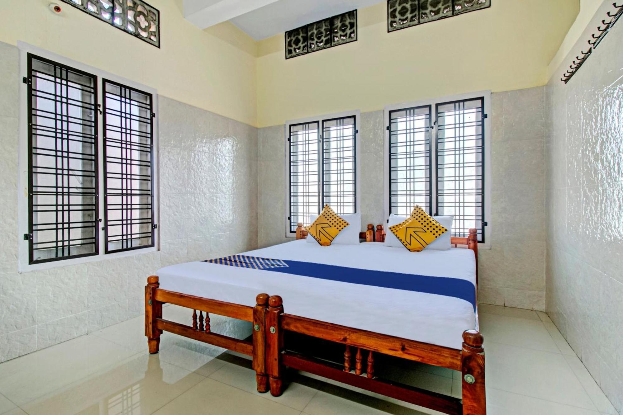 Spot On J P Tourist Home Kollam Kültér fotó
